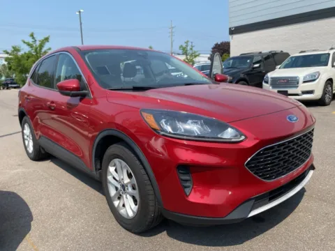 Red 2020 Ford Escape SE for sale in Wixom, MI
