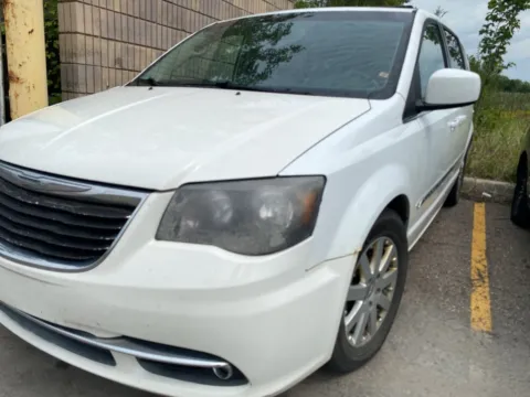 White 2014 Chrysler Town & Country Touring for sale in Wixom, MI