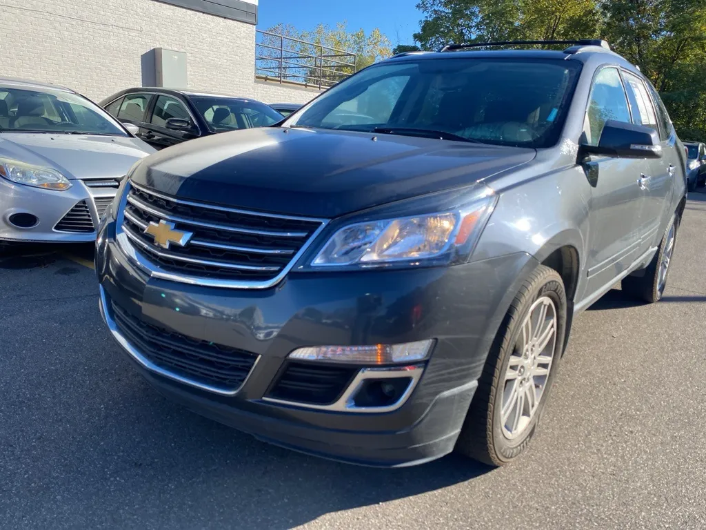 Gray 2014 Chevrolet Traverse LT for sale in Wixom, MI