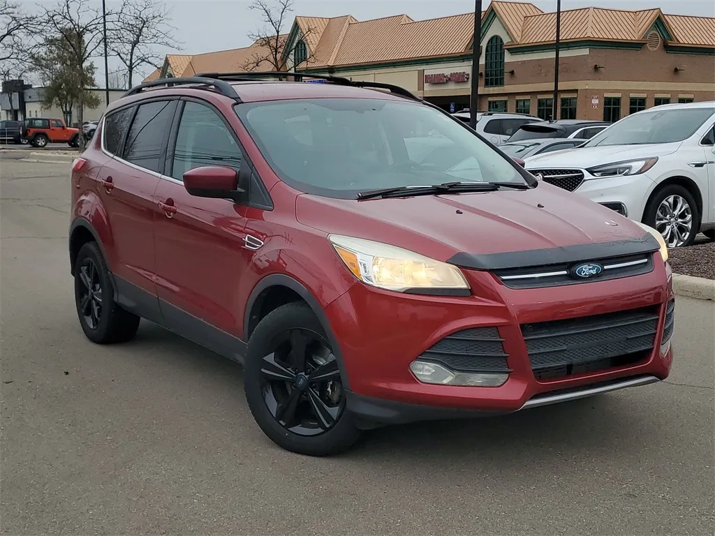 Red 2014 Ford Escape SE for sale in Wixom, MI