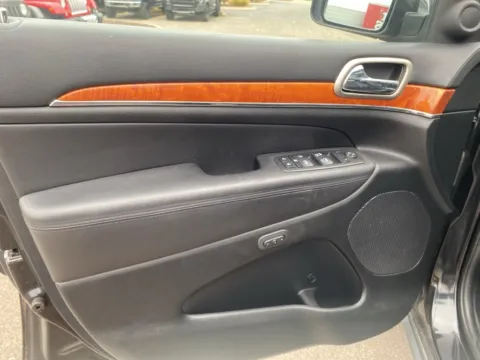 More photos of 2012 Jeep Grand Cherokee Overland at Wixom Motors, MI