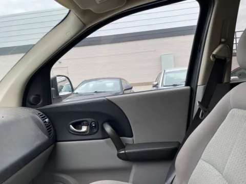 More photos of 2005 Saturn VUE at Wixom Motors, MI