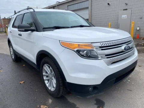 White 2015 Ford Explorer XLT for sale in Wixom, MI