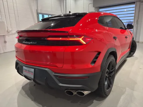 More photos of 2025 Lamborghini Urus SE at Fishers Imports - North West, IN