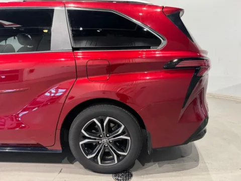 More photos of 2025 Toyota Sienna Platinum at Fishers Imports - North West, IN