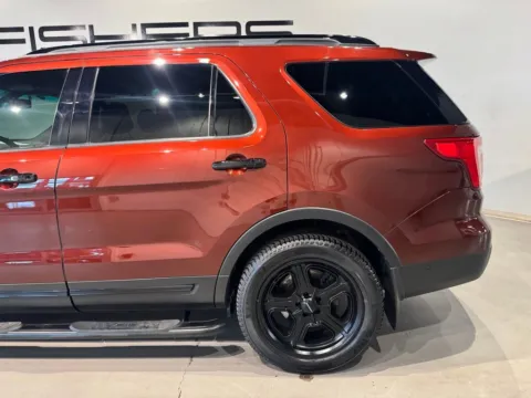 More photos of 2016 Ford Explorer Platinum at Fishers Imports - North West, IN