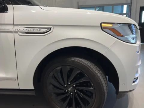 More photos of 2020 Lincoln Navigator Reserve at Fishers Imports - North West, IN
