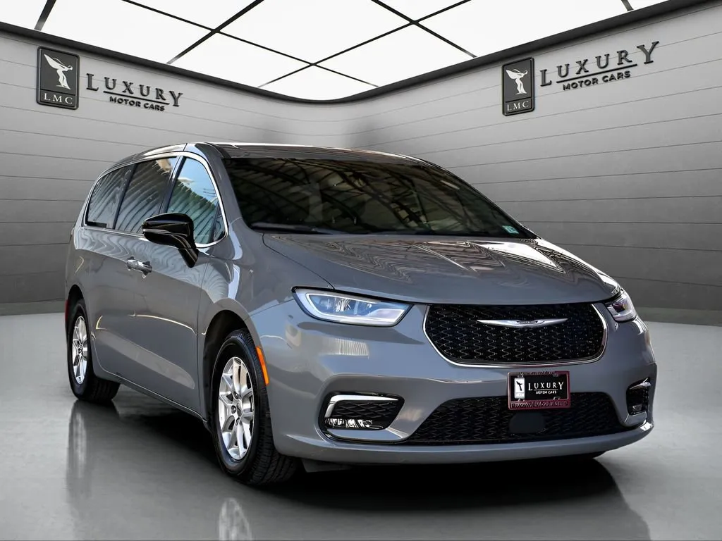 2025 Chrysler Pacifica Select's photo