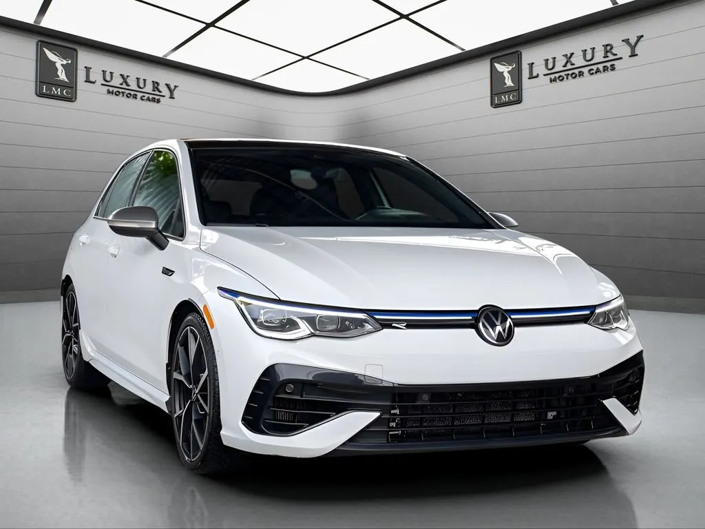 2024 Volkswagen Golf R 2.0 TSI 6MT's photo
