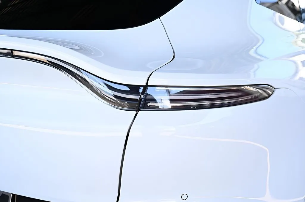 2021 Aston Martin DBX Base - Photo 8