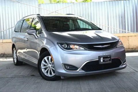 Silver 2017 Chrysler Pacifica Touring-L for sale in Hillside, NJ