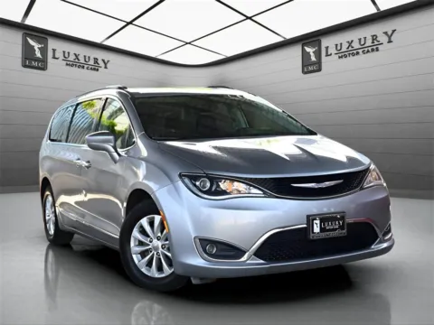 Silver 2017 Chrysler Pacifica Touring-L for sale in Hillside, NJ