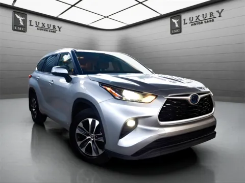 Silver 2023 Toyota Highlander Hybrid XLE for sale in Hillside, NJ