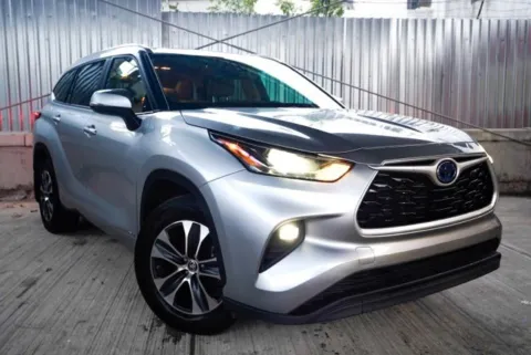 Silver 2023 Toyota Highlander Hybrid XLE for sale in Hillside, NJ