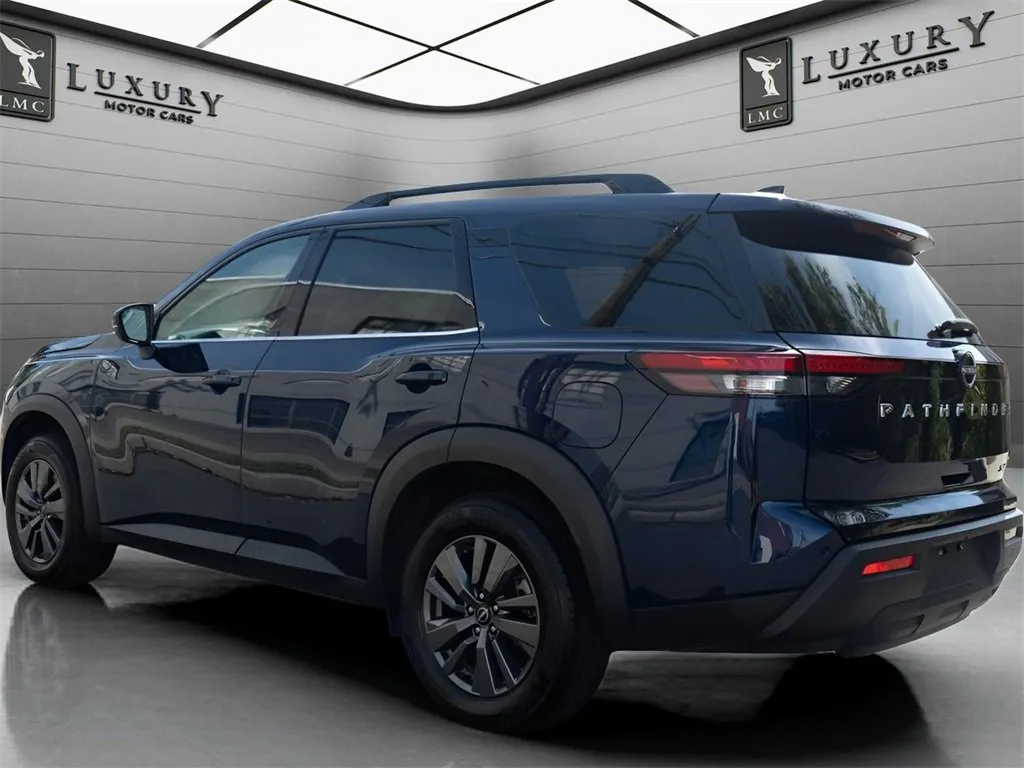 2024 Nissan Pathfinder SV