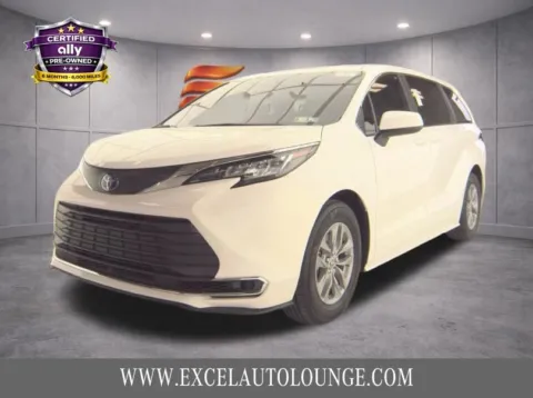 White 2022 Toyota Sienna LE for sale in Hightstown, NJ