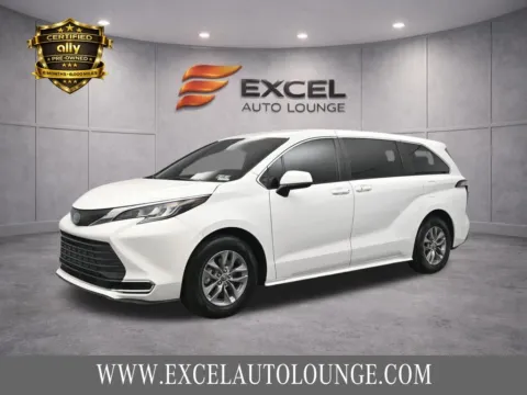 White 2022 Toyota Sienna LE for sale in Hightstown, NJ