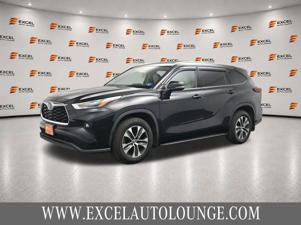 Black 2022 Toyota Highlander XLE for sale in Hightstown, NJ