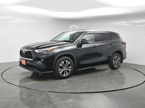 Black 2022 Toyota Highlander XLE for sale in Hightstown, NJ