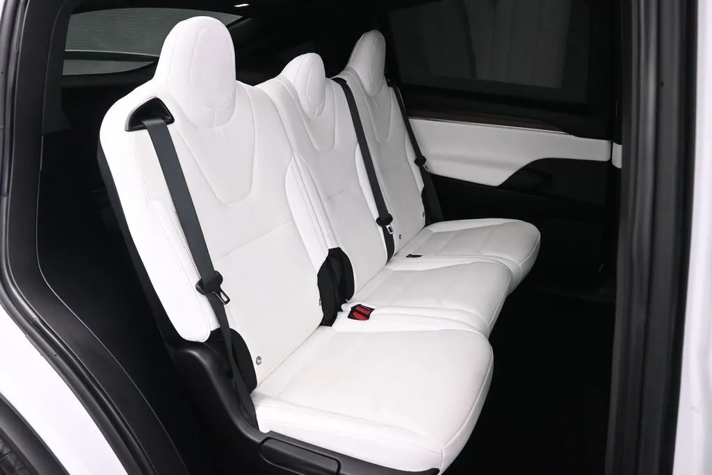 2022 Tesla Model X Long Range - Photo 18