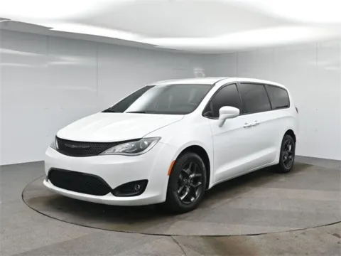 White 2020 Chrysler Pacifica Touring for sale in Hightstown, NJ