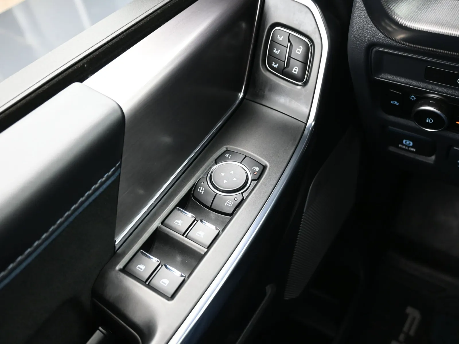 2025 Ford F-150 Platinum - Photo 25