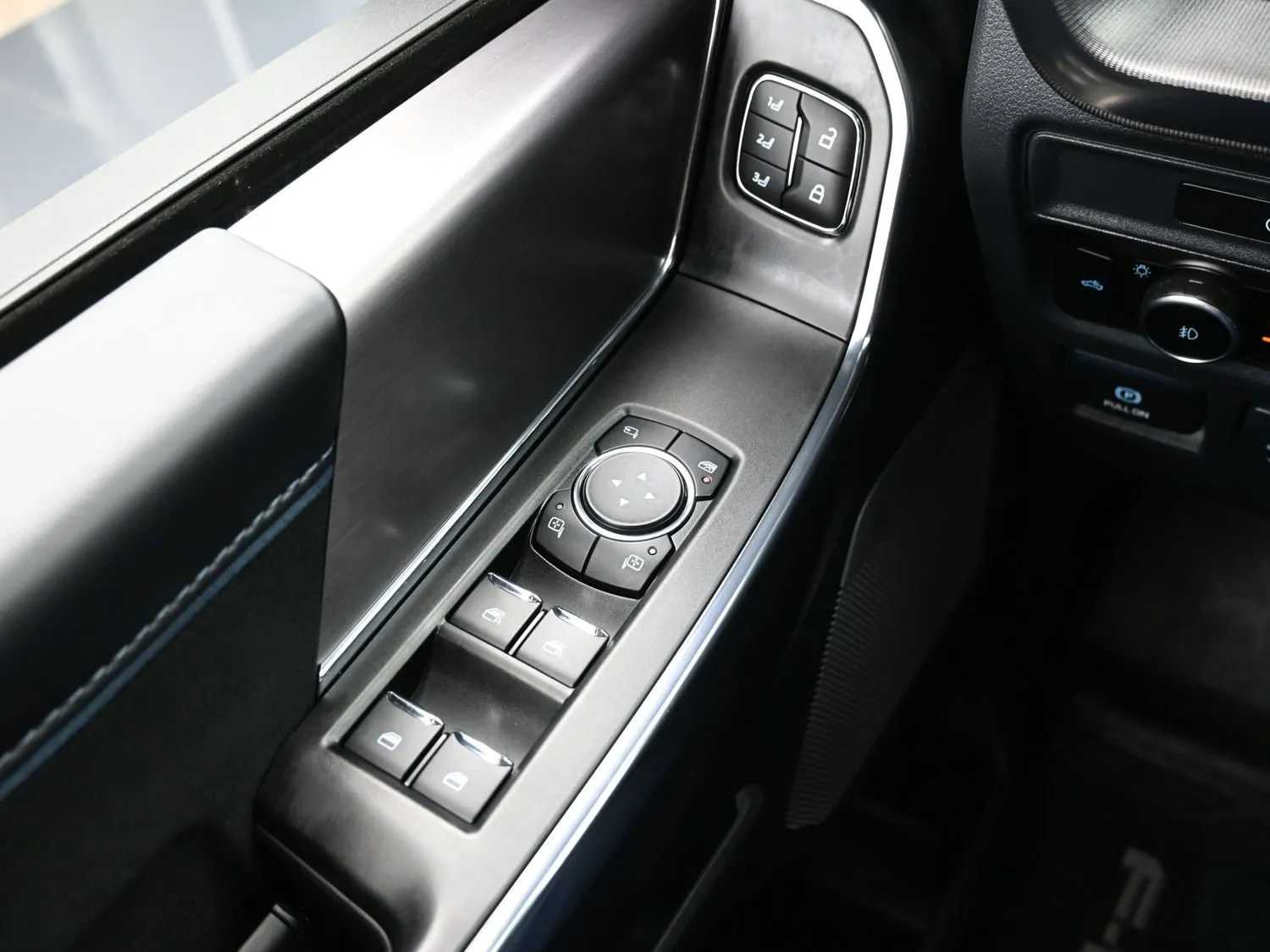 2025 Ford F-150 Platinum - Photo 25