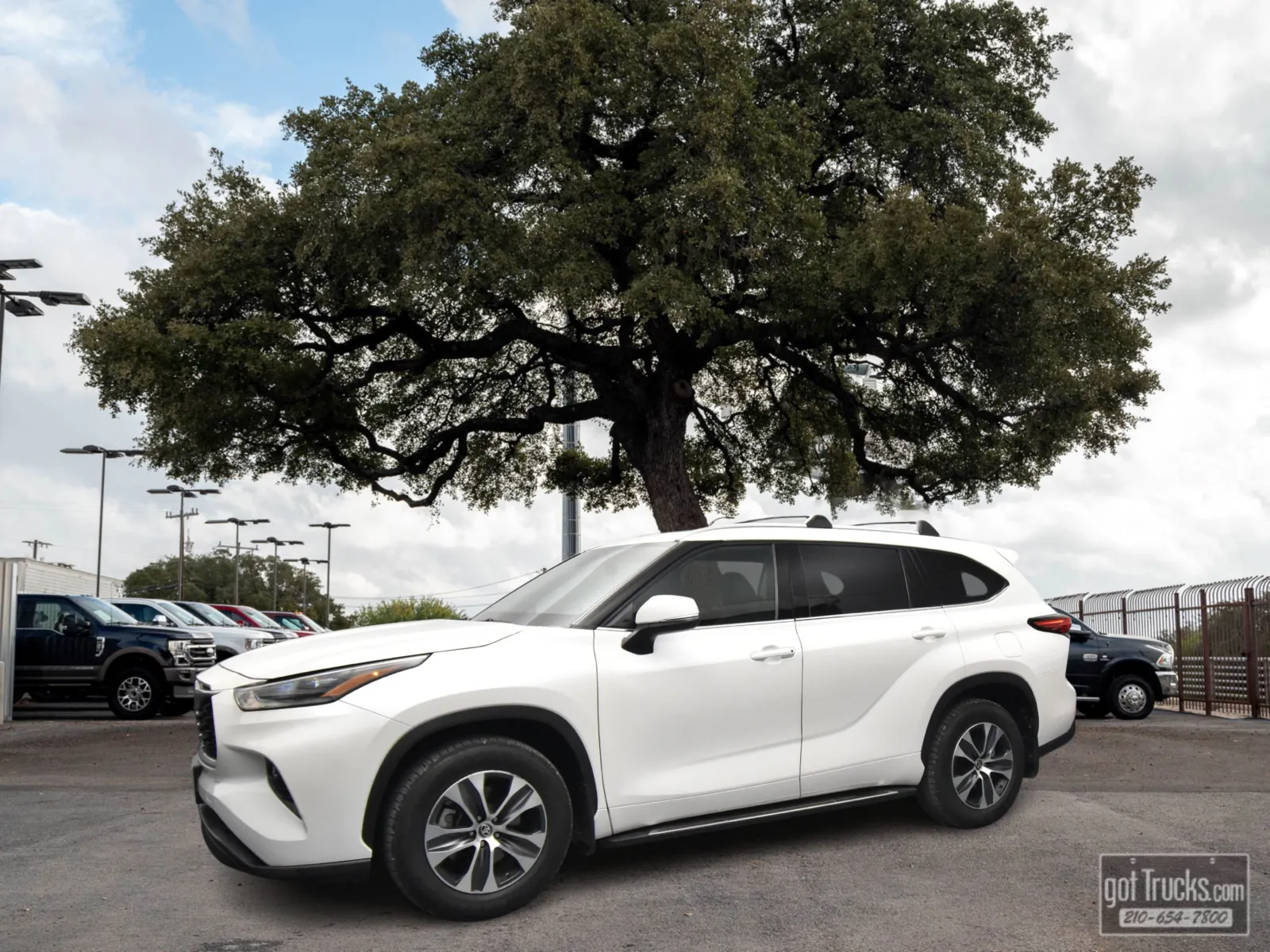 White 2021 Toyota Highlander XLE for sale in San Antonio, TX