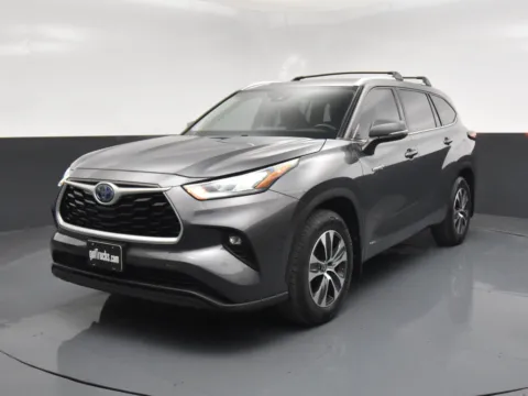 Photos of 2020 Toyota Highlander Hybrid XLE for sale in San Antonio, TX at Trucks in Texas