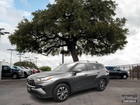 Gray 2020 Toyota Highlander Hybrid XLE for sale in San Antonio, TX