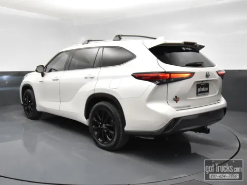 More photos of 2021 Toyota Highlander Hybrid Limited at Trucks in Texas, TX