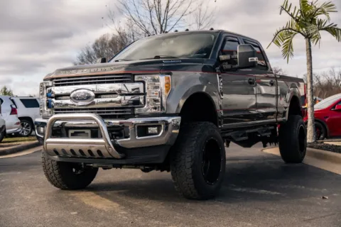 More photos of 2017 Ford Super Duty F-350 SRW Lariat at Lux Motors, IN