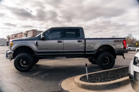 More photos of 2017 Ford Super Duty F-350 SRW Lariat at Lux Motors, IN