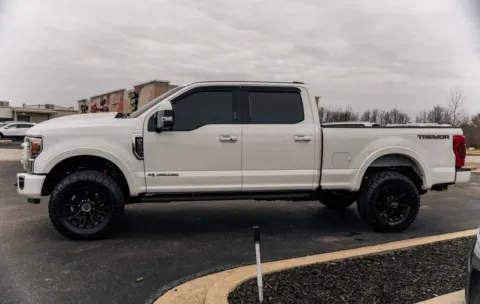 More photos of 2022 Ford Super Duty F-250 SRW LARIAT at Lux Motors, IN
