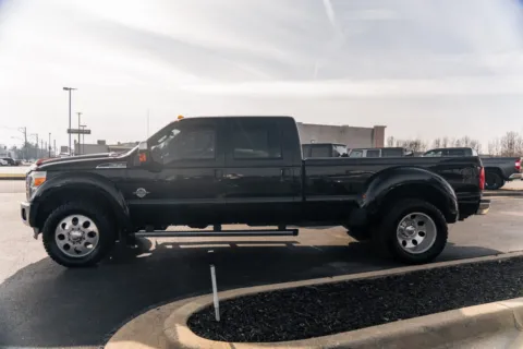 More photos of 2016 Ford Super Duty F-350 DRW Lariat at Lux Motors, IN