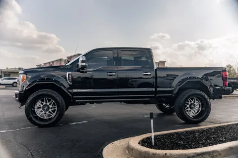 More photos of 2018 Ford Super Duty F-350 SRW Platinum at Lux Motors, IN