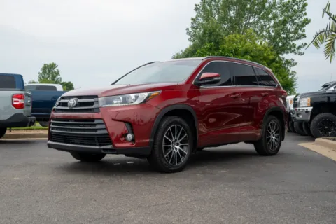 More photos of 2017 Toyota Highlander SE at Lux Motors, IN