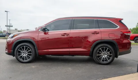 More photos of 2017 Toyota Highlander SE at Lux Motors, IN