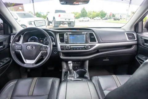 Photos of 2017 Toyota Highlander SE for sale in Evansville, IN at Lux Motors