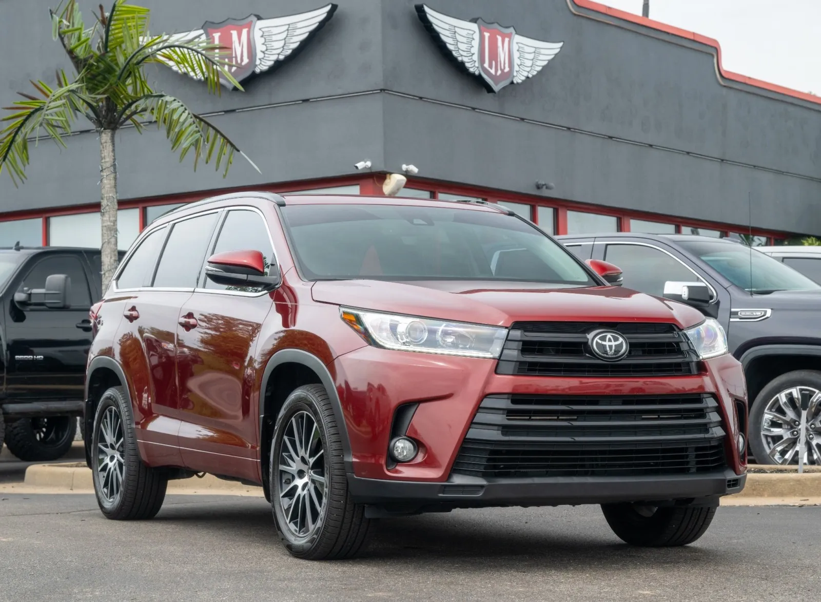 Red 2017 Toyota Highlander SE for sale in Evansville, IN