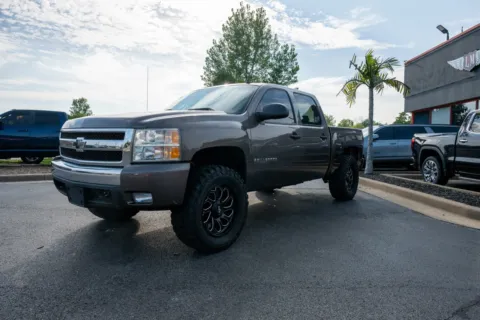 More photos of 2007 Chevrolet Silverado 1500 LT w/2LT at Lux Motors, IN