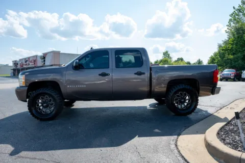 More photos of 2007 Chevrolet Silverado 1500 LT w/2LT at Lux Motors, IN