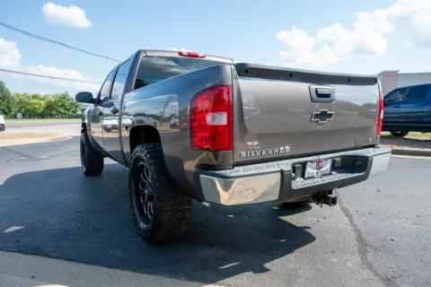 More photos of 2007 Chevrolet Silverado 1500 LT w/2LT at Lux Motors, IN