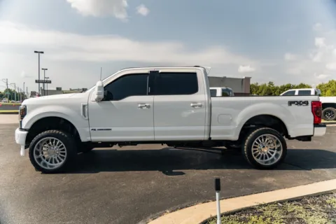 More photos of 2022 Ford Super Duty F-250 SRW LARIAT at Lux Motors, IN
