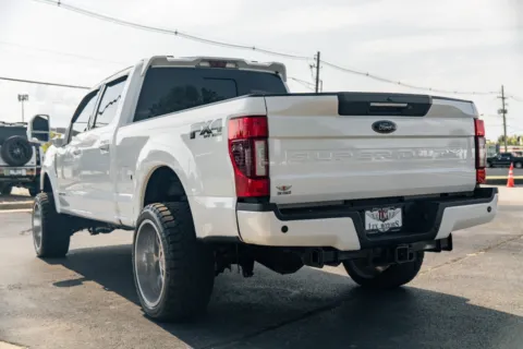 More photos of 2022 Ford Super Duty F-250 SRW LARIAT at Lux Motors, IN
