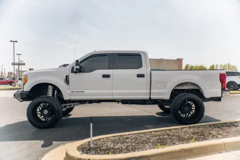 More photos of 2017 Ford Super Duty F-250 SRW XLT at Lux Motors, IN