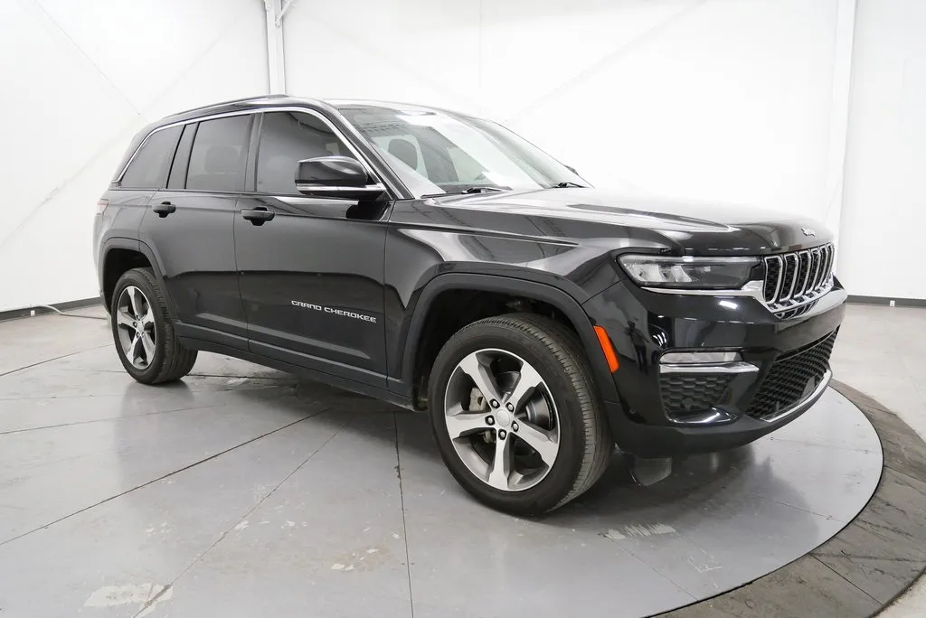 Black 2023 Jeep Grand Cherokee Limited for sale in Gallipolis, OH
