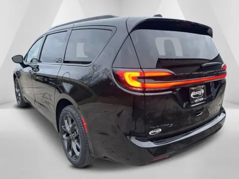 More photos of 2026 Chrysler Pacifica Select at Braden Chrysler Dodge Jeep Ram, OH