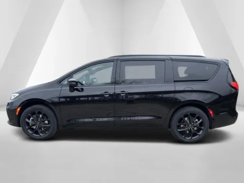 More photos of 2026 Chrysler Pacifica Select at Braden Chrysler Dodge Jeep Ram, OH