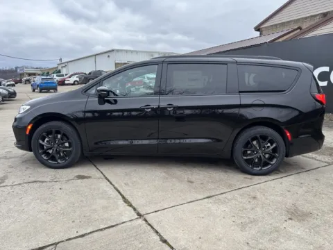 More photos of 2026 Chrysler Pacifica Select at Braden Chrysler Dodge Jeep Ram, OH